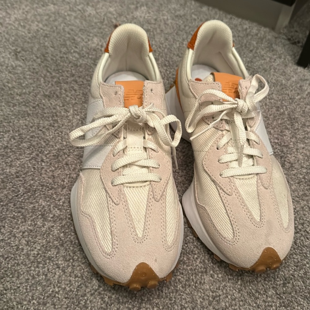 New balance 327 shoe in great condition, only worn once outside of my house.